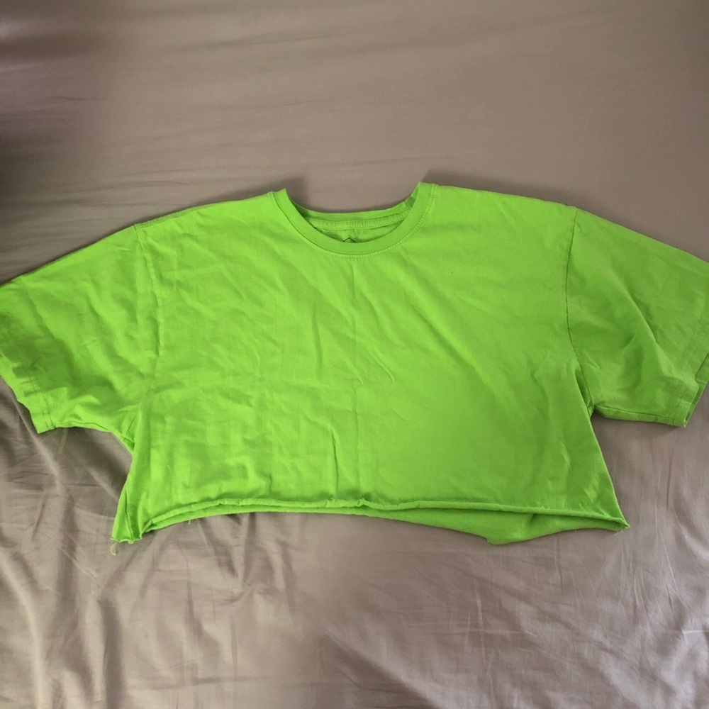 cropped neon tee.